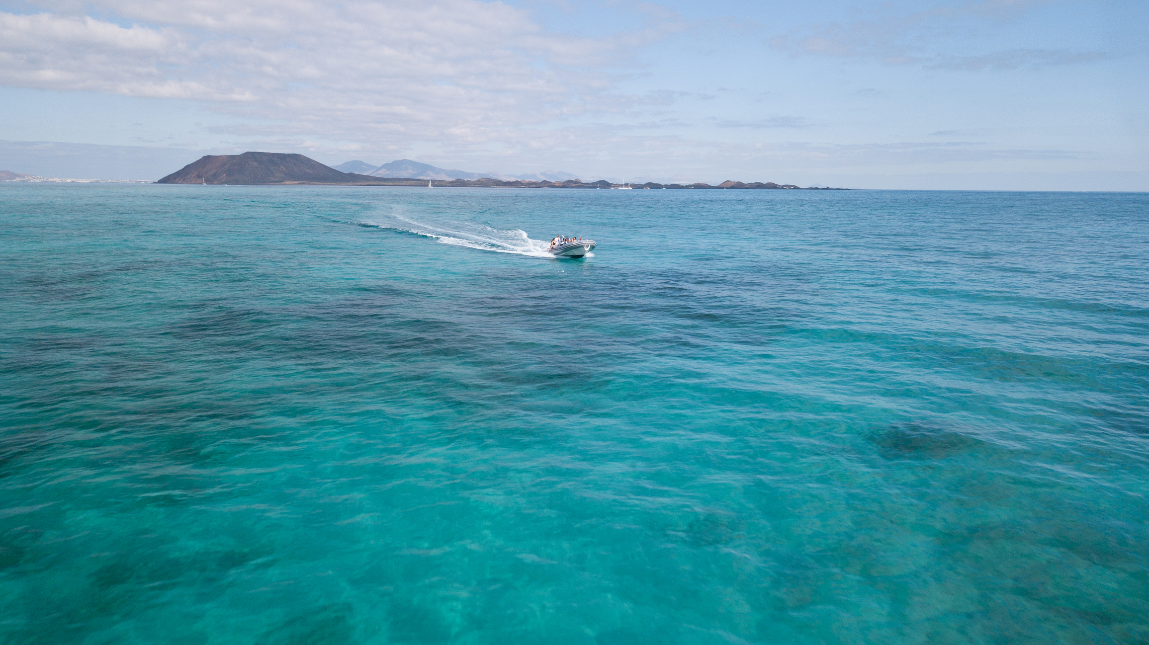 Corralejo Fuerteventura: tourists visiting the lobos island with taxi service by Insider Fuerteventura