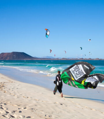 Kitesurfer Corralejo 01 Lobos Hintergrund by InsiderFuerteventura