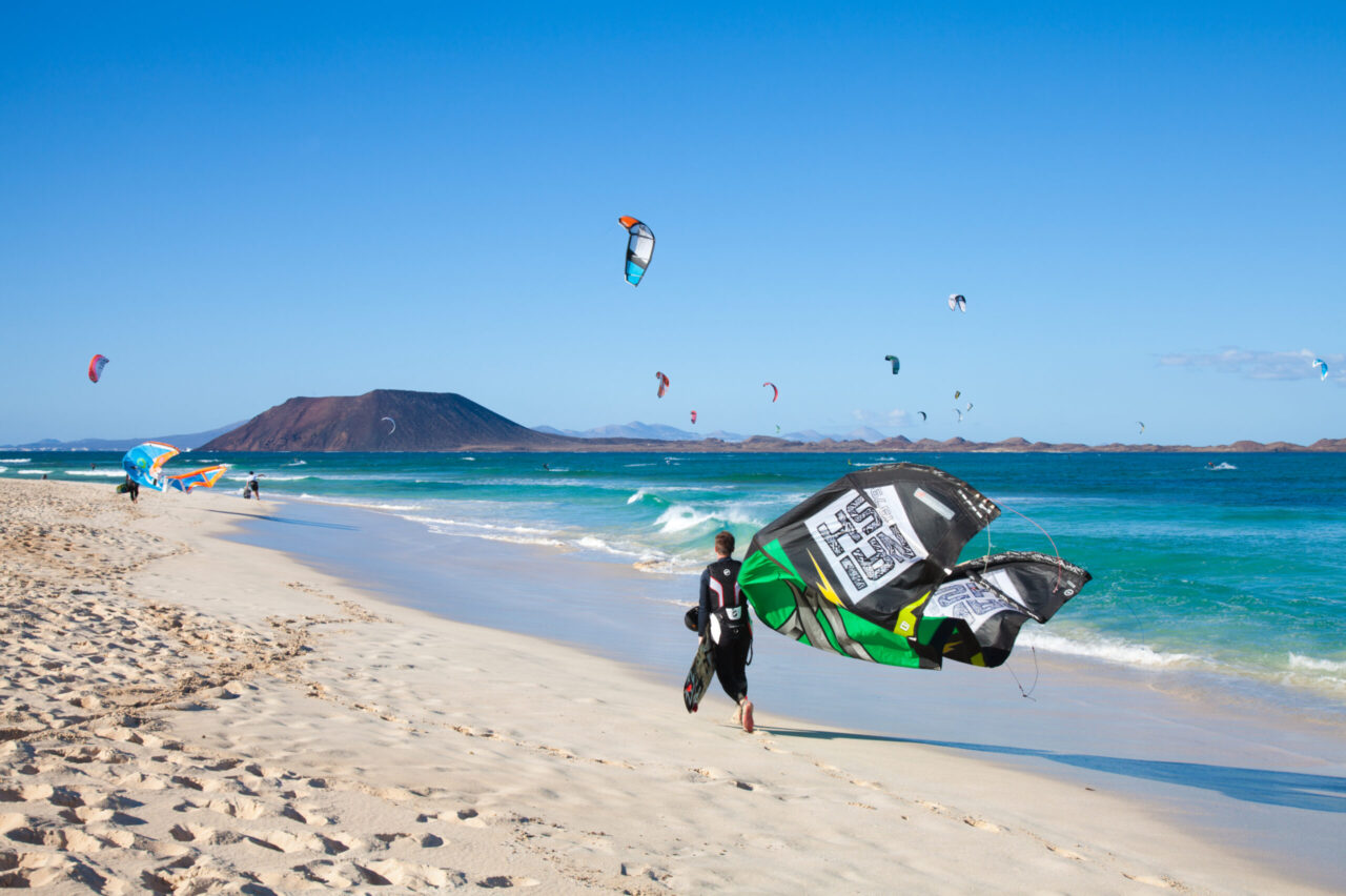 Kitesurfer Corralejo 01 Lobos Hintergrund by InsiderFuerteventura
