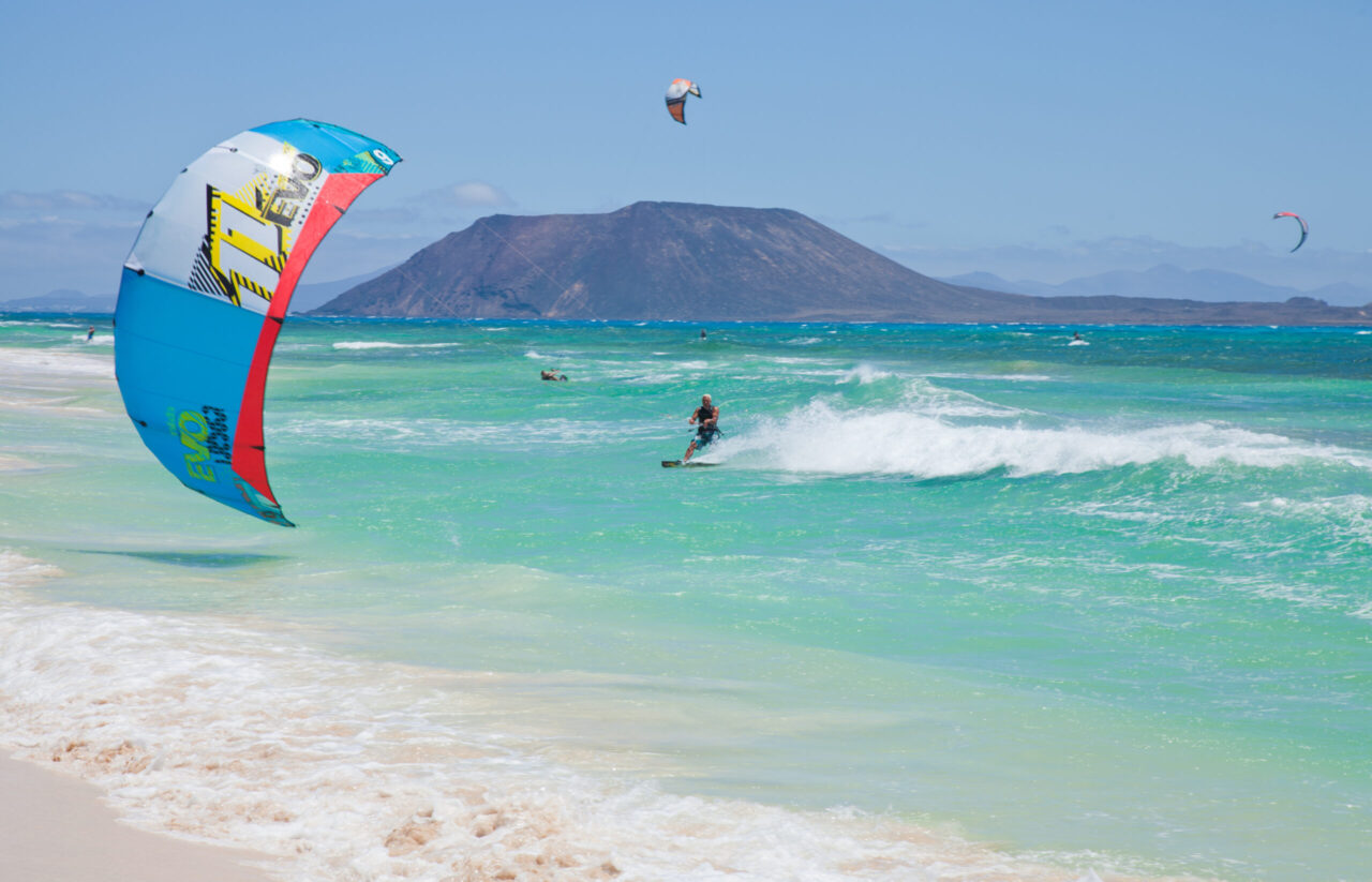 Kitesurfer Corralejo 02 Lobos Hintergrund Home by InsiderFuerteventura