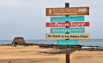 Caleta de Fuste Schilder Fuerteventura im Sommer by InsiderFuerteventura