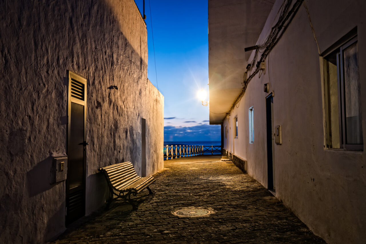 El Cotillo Strasse blaue Stunde by InsiderFuerteventura go guide