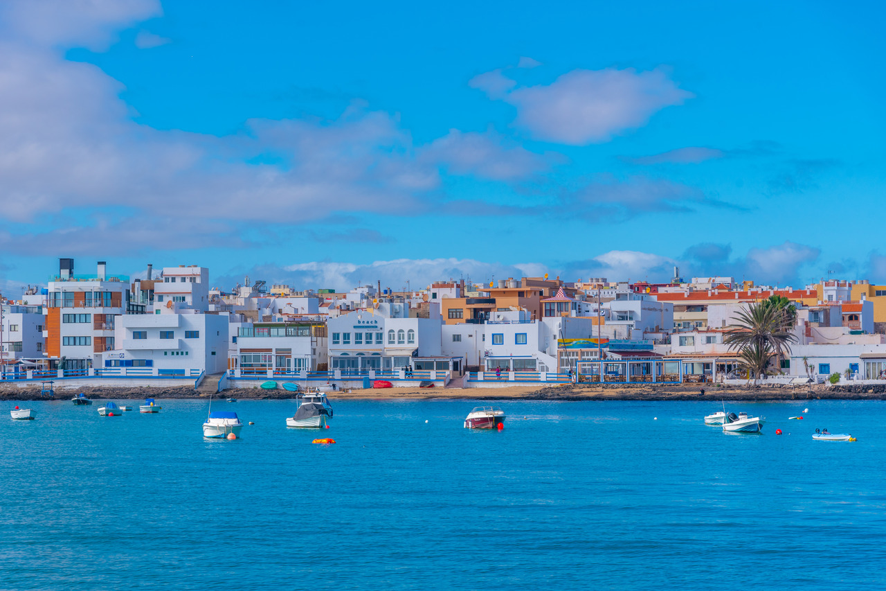 Corralejo Stadt von der Seeseite by InsiderFuerteventura