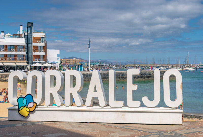 Corralejo Ortsschild 01 by InsiderFuerteventura