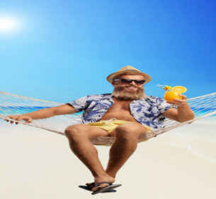 Mann in Hängematte mit Cocktail am Strand Playa Essen by InsiderFuerteventura