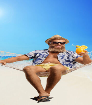 Mann in Hängematte mit Cocktail am Strand Playa Essen by InsiderFuerteventura