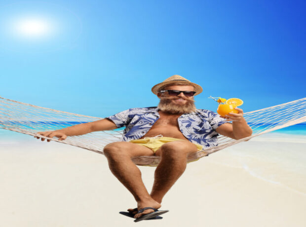 Mann in Hängematte mit Cocktail am Strand Playa Essen by InsiderFuerteventura