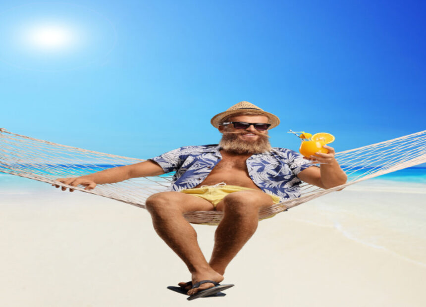 Mann in Hängematte mit Cocktail am Strand Playa Essen by InsiderFuerteventura