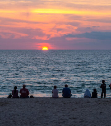 Gruppe von Leuten am Strand Sonnenuntergang Playa de Viejo Rey by InsiderFuerteventura